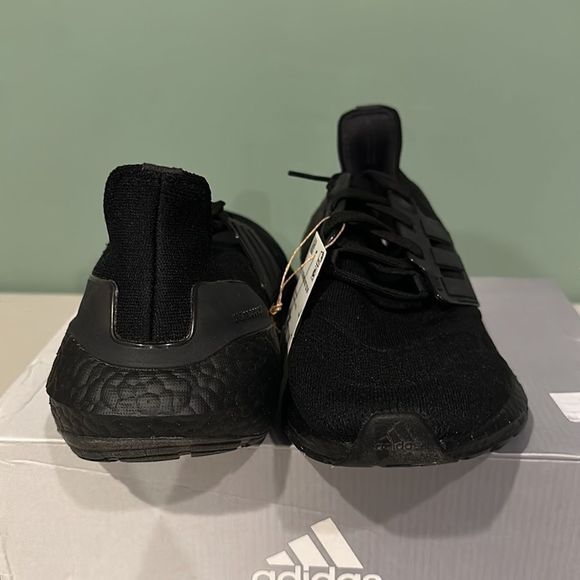 Adidas Ultraboost 22 Women Triple Black MULTIPLE SIZES BRAND NEW - Picture 3 of 5